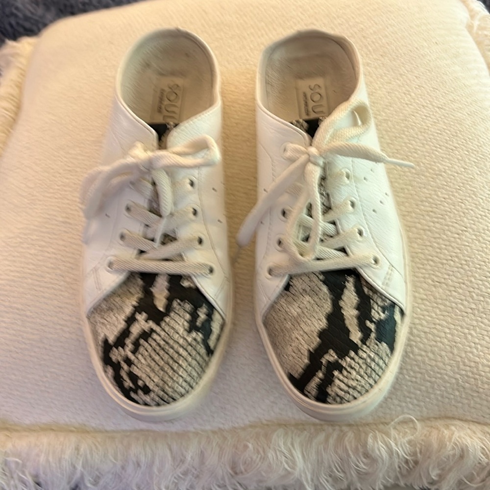 Naturalized slip on tennis shoes